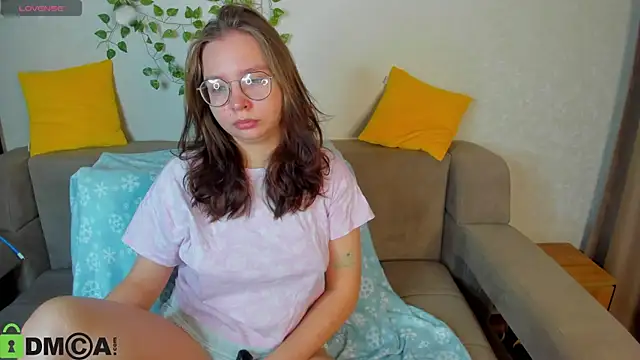 Nuura Moore online show from December 3, 1:06 am