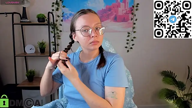 Nuura Moore online show from November 14, 1:09 am