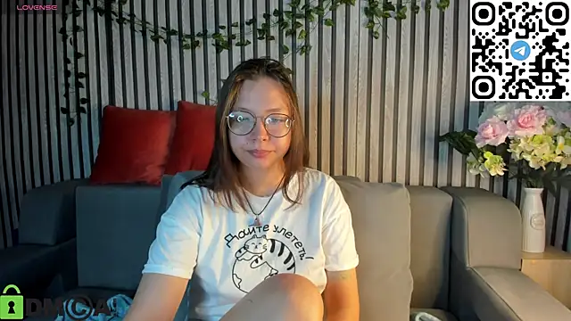 Nuura Moore online show from November 19, 1:05 am