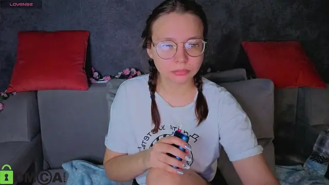 Nuura Moore online show from November 28, 1:06 am