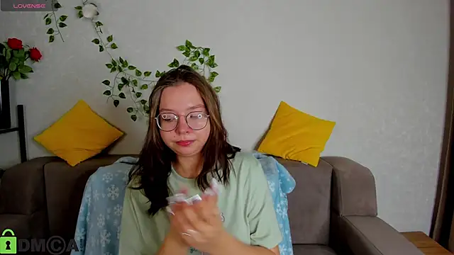 Nuura Moore online show from December 5, 1:05 am