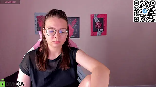 Nuura Moore online show from November 21, 1:15 am