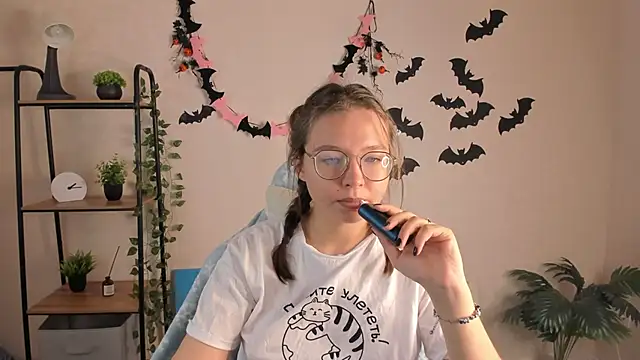 Nuura Moore online show from November 6, 1:09 am