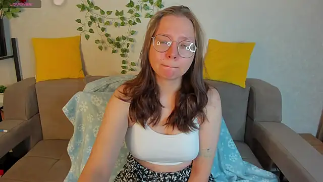 Nuura Moore online show from December 1, 1:06 am