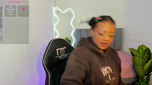 THIANA TAY online show from October 18, 3:08 am