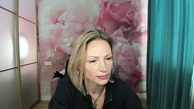 Snapshot of AlinaMoor chatting on October 21, 5:40 am AlinaMoor online show from October 21, 5:40 am