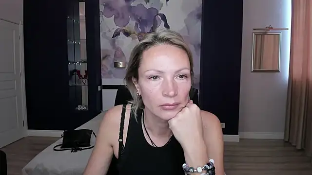 Snapshot of AlinaMoor chatting on October 6, 6:03 am AlinaMoor online show from October 6, 6:03 am