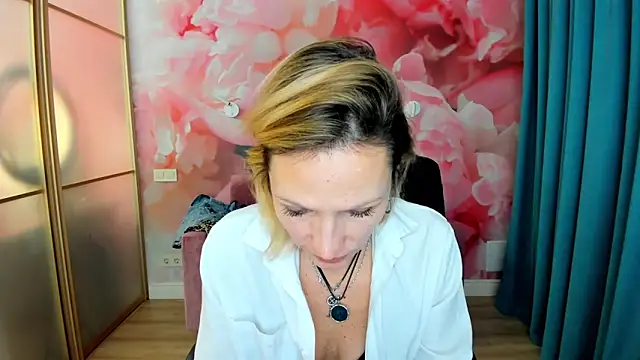 Snapshot of AlinaMoor chatting on December 23, 12:54 am AlinaMoor online show from December 23, 12:54 am