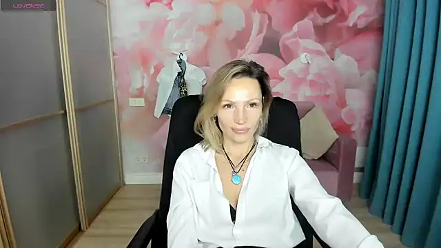 Snapshot of AlinaMoor chatting on January 6, 5:33 am AlinaMoor online show from January 6, 5:33 am