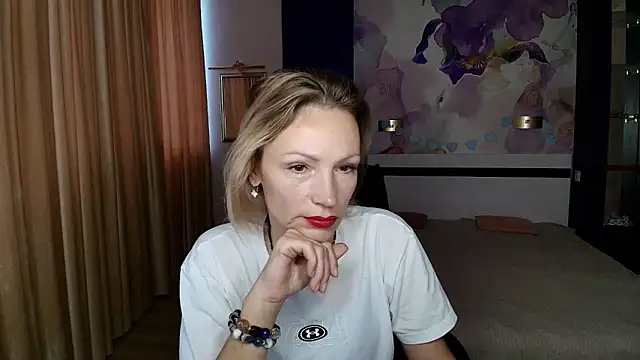 Snapshot of AlinaMoor chatting on October 18, 5:42 am AlinaMoor online show from October 18, 5:42 am