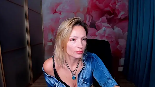 AlinaMoor online show from December 5, 6:45 am