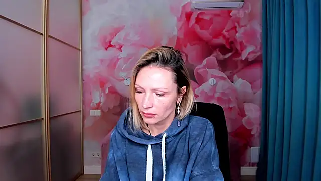 Snapshot of AlinaMoor chatting on December 20, 12:41 pm AlinaMoor online show from December 20, 12:41 pm