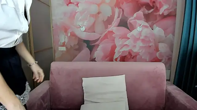 Snapshot of AlinaMoor chatting on February 6, 12:50 am AlinaMoor online show from February 6, 12:50 am