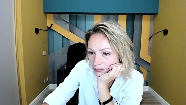 Snapshot of AlinaMoor chatting on October 8, 5:31 am AlinaMoor online show from October 8, 5:31 am