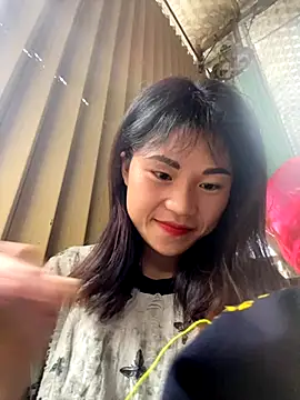 Snapshot of Mylinh- chatting on October 15, 8:33 am Mylinh- online show from October 15, 8:33 am