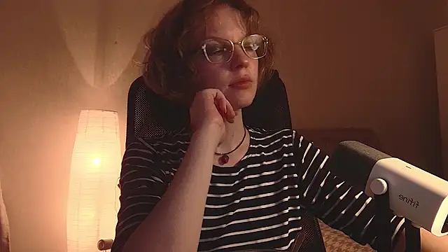 Snapshot of emymayy chatting on June 20, 7:19 pm emymayy online show from June 20, 7:19 pm