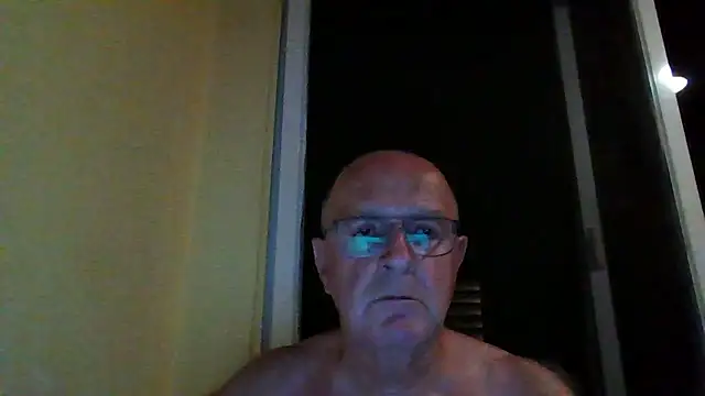 Snapshot of rudy-kralik chatting on December 21, 11:49 pm rudy-kralik online show from December 21, 11:49 pm