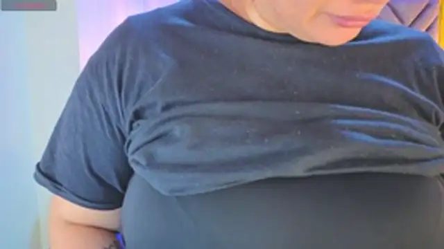 Snapshot of Addyy_02 chatting on January 17, 2:15 am Addyy 02 online show from January 17, 2:15 am