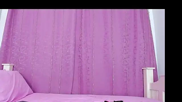 Snapshot of nahomy_smiith chatting on November 7, 6:56 pm nahomy smiith online show from November 7, 6:56 pm