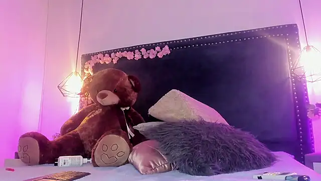 Emma Saylor online show from April 13, 8:02 pm