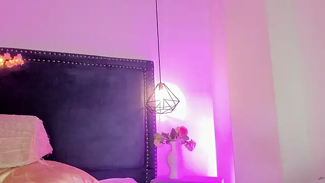 Emma Saylor online show from April 17, 9:06 pm