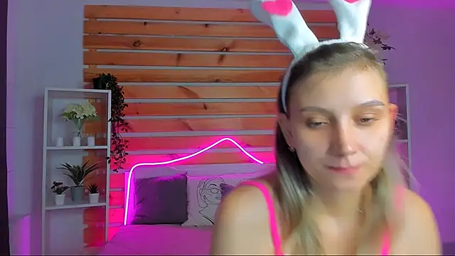 Snapshot of Sophia_Elliott chatting on October 14, 1:50 am Sophia Elliott online show from October 14, 1:50 am