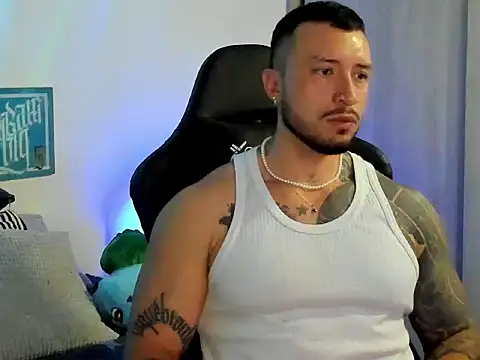 Snapshot of Dave-Max01 chatting on February 19, 2:19 am Dave-Max01 online show from February 19, 2:19 am