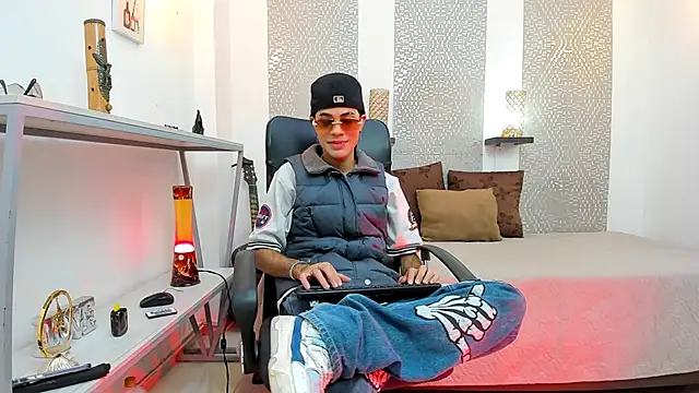 JacobBlackwell  online show from October 12, 7:59 pm