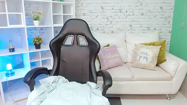 hannahjackson  online show from December 4, 11:31 am