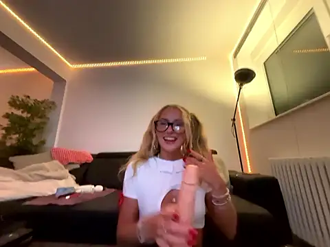 goddesemiiyy online show from January 10, 7:20 pm