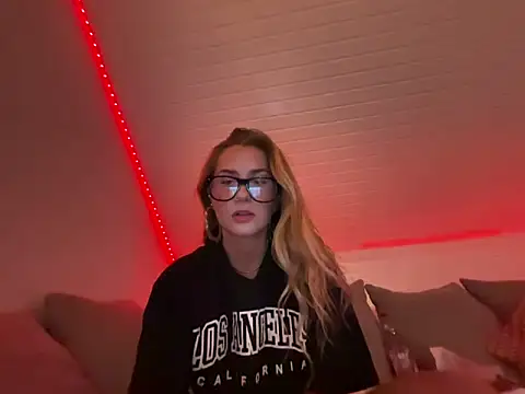 goddesemiiyy online show from November 4, 7:06 pm