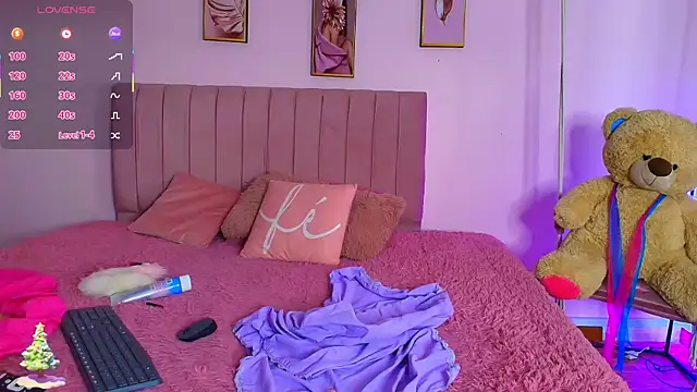 Snapshot of little_ellie_1 chatting on December 13, 8:04 pm little ellie 1 online show from December 13, 8:04 pm