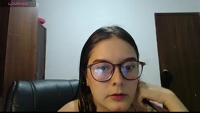 Snapshot of CarlaLorez chatting on June 14, 9:49 pm CarlaLorez online show from June 14, 9:49 pm