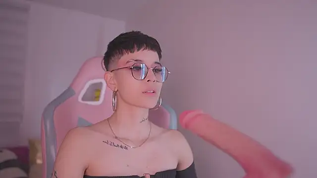 Giia Moretti  online show from November 28, 1:50 am