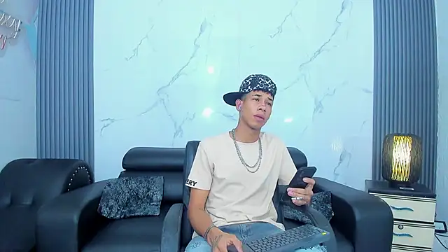 Snapshot of Little_nicoll chatting on June 3, 7:51 pm Little nicoll online show from June 3, 7:51 pm
