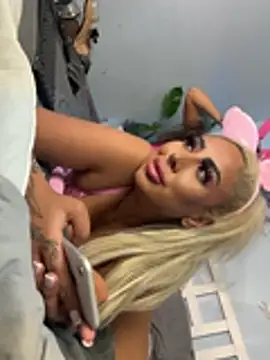 Snapshot of zara_bellexx chatting on May 7, 10:46 pm zara bellexx online show from May 7, 10:46 pm