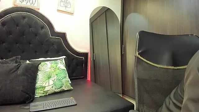 Snapshot of DenzelRios chatting on October 31, 7:10 pm DenzelRios online show from October 31, 7:10 pm