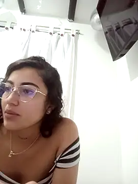 Snapshot of Camila-marinn chatting on October 19, 12:24 am Camila-marinn online show from October 19, 12:24 am