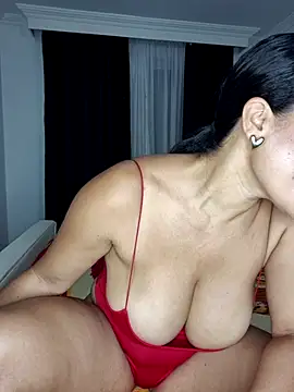 karla-bruni online show from April 21, 10:00 am