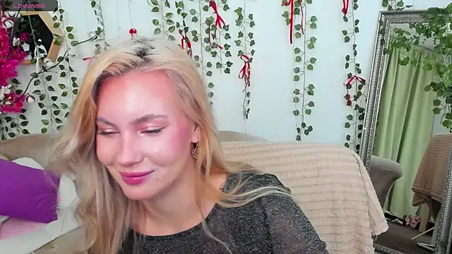  BellaClark online show from May 1, 8:25 pm