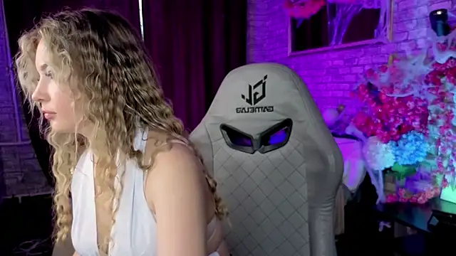  BellaClark online show from October 22, 1:32 pm