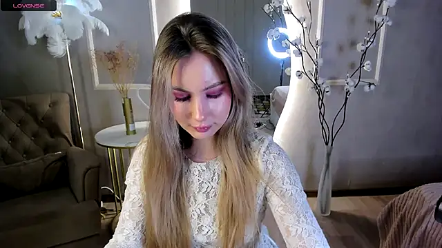  BellaClark online show from December 3, 8:30 pm