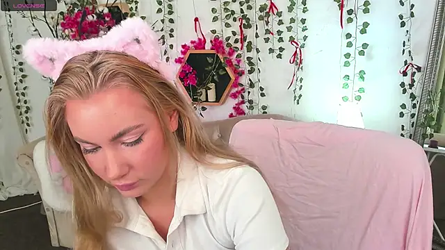  BellaClark online show from April 4, 8:26 pm