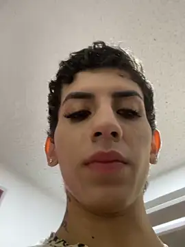 Snapshot of SiaraRealist chatting on November 1, 9:19 pm SiaraRealist online show from November 1, 9:19 pm