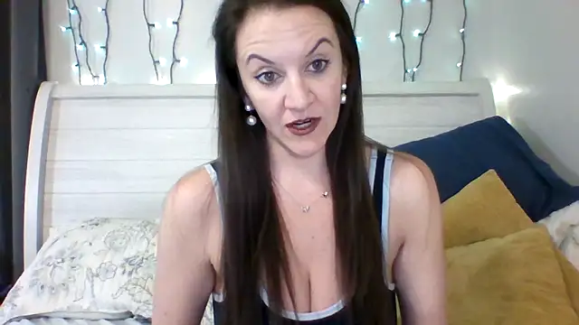 easy briezy online show from November 10, 6:46 pm