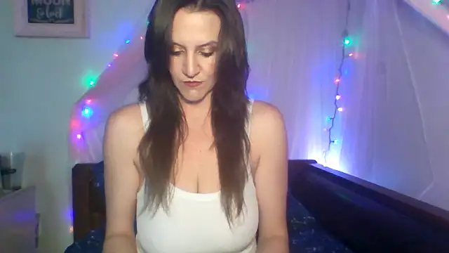 easy briezy online show from November 24, 9:04 pm