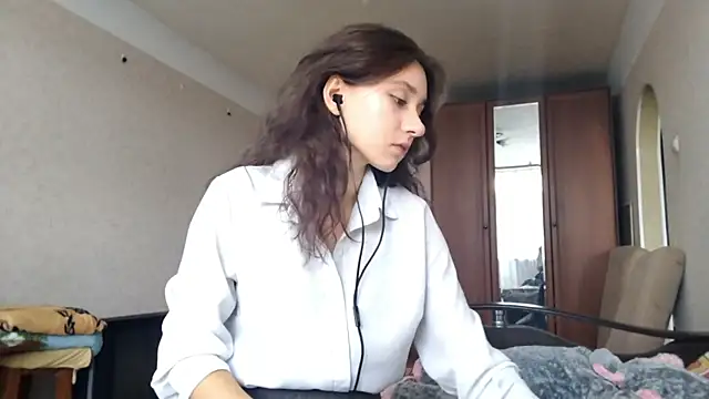 Snapshot of MiaLovelyOne chatting on October 13, 8:49 am MiaLovelyOne online show from October 13, 8:49 am