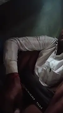 Snapshot of BiggerDickGuy chatting on October 28, 1:17 am BiggerDickGuy online show from October 28, 1:17 am