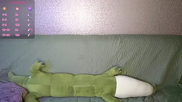 Snapshot of QuiveredFrown chatting on November 8, 11:47 am QuiveredFrown online show from November 8, 11:47 am