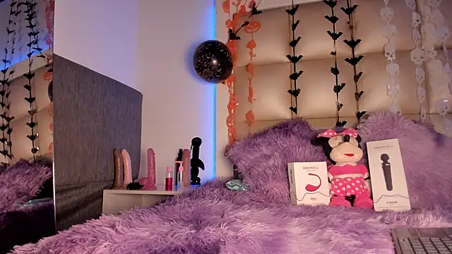 Snapshot of Mia_Petitejs chatting on October 17, 5:44 am Mia Petitejs online show from October 17, 5:44 am